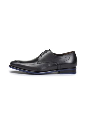 Zapato de dress negro de cuero con un diseño elegante, puntera afilada y costuras sutiles. Presenta una suela con acento azul para contraste.
