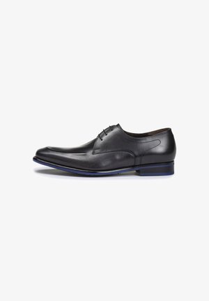 Scarpe da uomo in pelle nera con un design elegante, punta affusolata e cuciture sottili. Presentano una suola con accenti blu per un contrasto.