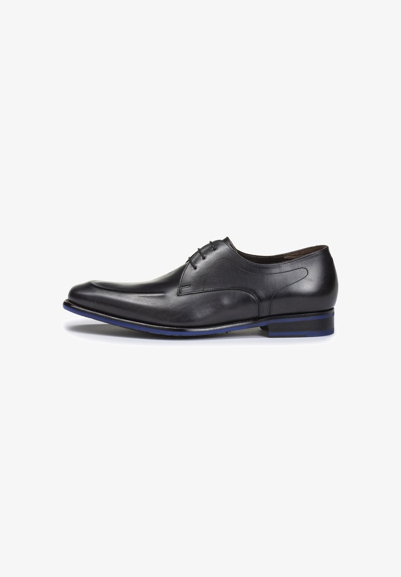 Scarpe da uomo in pelle nera con un design elegante, punta affusolata e cuciture sottili. Presentano una suola con accenti blu per un contrasto.