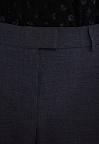 Σκούρο γκρι κομμένα παν trousers με λείο, υφή υφάσματος. Διαθέτει επίπεδο μπροστινό μέρος και διακριτική γυαλάδα, κατάλληλο για επίσημες περιστάσεις.