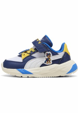 Kindersneaker in Blau, Weiß und Gelb mit einem Paw Patrol Charakter-Patch und Klettverschluss.