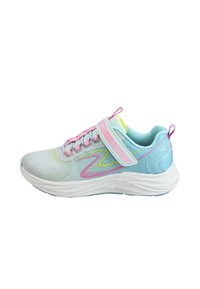 Scarpa sportiva azzurro chiaro con dettagli rosa, tessuto texture, cinturino sicuro, suola imbottita e motivo a onde colorate sui lati.