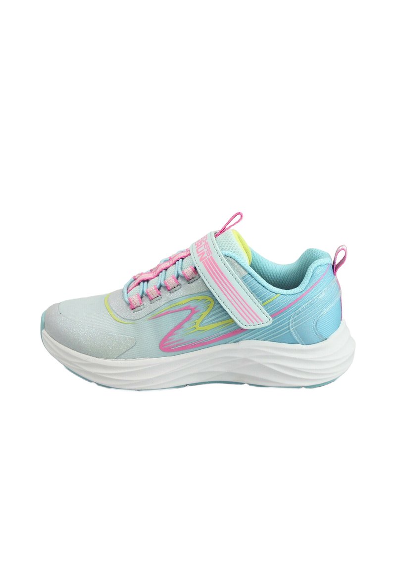 Scarpa sportiva azzurro chiaro con dettagli rosa, tessuto texture, cinturino sicuro, suola imbottita e motivo a onde colorate sui lati.