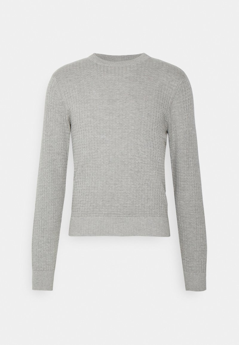 Hellgrauer, langärmeliger Strickpullover mit strukturiertem Waffelmuster sowie gerippten Bündchen, Saum und rundem Halsausschnitt.