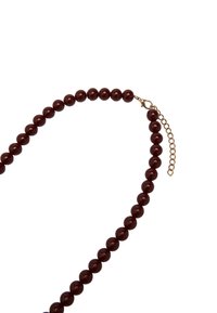 Burgundowa naszyjnik z koralików o błyszczącej powierzchni, składający się z okrągłych koralików i złotego zapięcia z regulowanym łańcuszkiem do dostosowania długości.