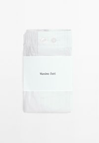 Složené bílé boxerky s elastickým pasem a dvěma knoflíky, zabalené v bílem pásku označeném "Massimo Dutti."