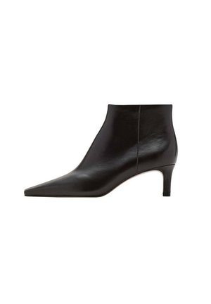 Bota de cuero negro hasta el tobillo con punta puntiaguda y tacón bajo tipo kitten, vista lateral sobre fondo blanco.