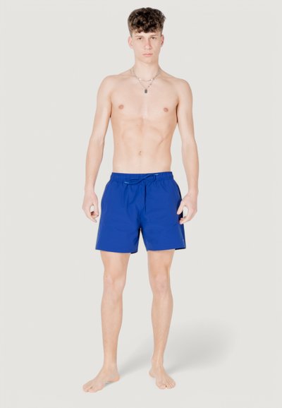 Bañadores azules hechos de una tela ligera, con una cintura elástica y cordón ajustable, y de longitud hasta el muslo. Textura suave.