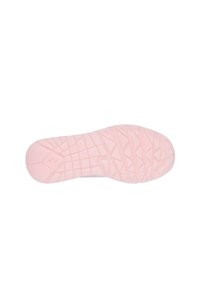 Suela de zapato de goma en rosa claro con patrón texturizado y agarre. Presenta un diseño de banda de rodadura para tracción y durabilidad.