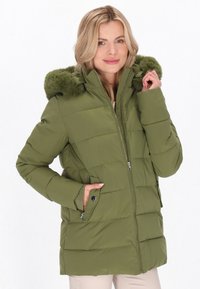 Geacă puffer de culoare verde măslin cu glugă căptu�șită cu blană, închidere cu fermoar, buzunare laterale și model pătrat orizontal. Material moale, texturat.