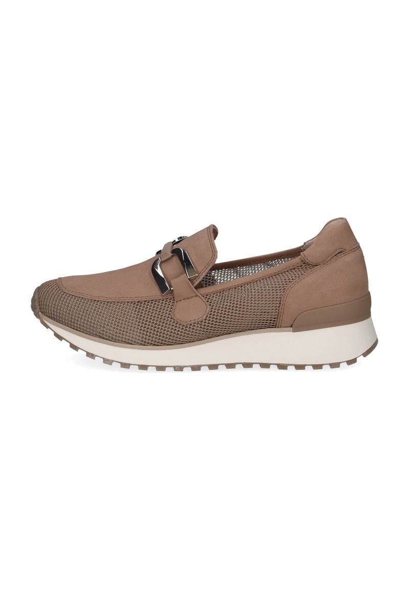 A barna slip-on cipők texturált hálós felsőrésszel, sima bőr orr résszel és kontrasztos fehér talppal rendelkeznek, amely masszív tapadási mintával készült.