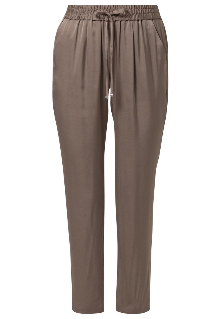 Brązowe, zwężane spodnie z elastycznym pasem, sznurkiem do regulacji, bocznymi kieszeniami oraz gładkim, lekkim materiałem.