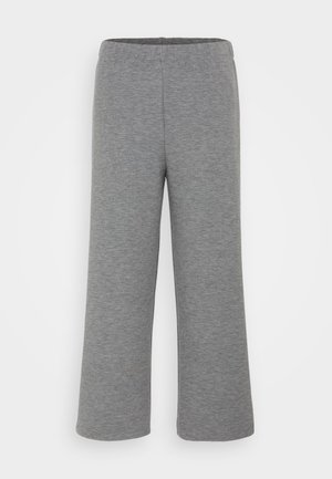 Pantaloni gri, cu picioare largi, făcuți dintr-un material moale, cu talie elastică. Design simplu, croială dreaptă și fără modele sau accente vizibile.
