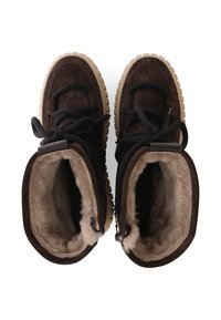 Braune Wildleder-Stiefeletten mit flauschigem beigem Futter, dicken schwarzen Schnürsenkeln und einer robusten hellbraunen Gummisohle. Geeignet für kaltes Wetter.