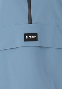 Hellblaue Jacke mit Reißverschluss vorne, faltbarem Kragen und einem schwarzen SLOPE-Label auf der Brust, aus einem glatten, strapazierfähigen Stoff gefertigt.
