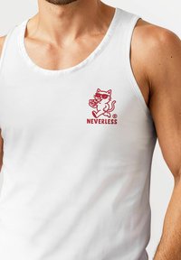 Weißes ärmelloses Tanktop mit einem roten Grafikmotiv eines Katers, der Sonnenbrillen trägt und eine Pizza hält, mit dem Text "NEVERLESS" darunter.