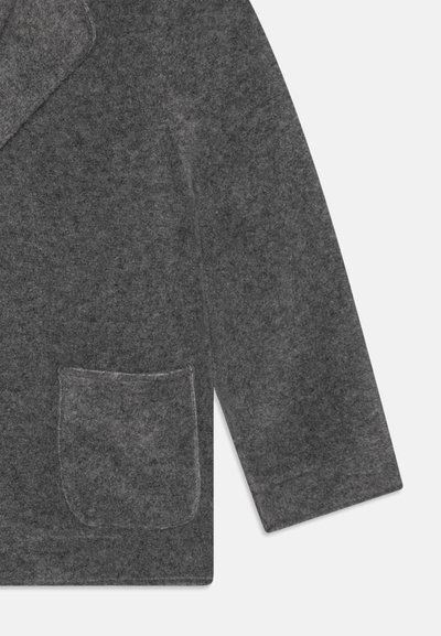 Grau gefütterte Blazer aus Stoff mit rechtem Revers, Vorderfach und weiten Ärmeln. Die Jacke weist eine glatte Textur und ein strukturiertes Design auf.