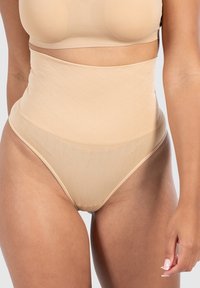 Beige hochgeschnittene Unterhose mit gerippter Struktur und Diamantmuster. Glatte Oberfläche, elastischer Bund und taillierte Silhouette.