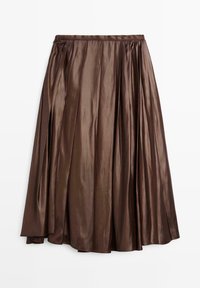 Hnědá saténová midi sukně s plisovaným designem, měkkou texturou, elastickým páskem a volně se nesoucí siluetou. Hladký povrch bez viditelných ozdob.