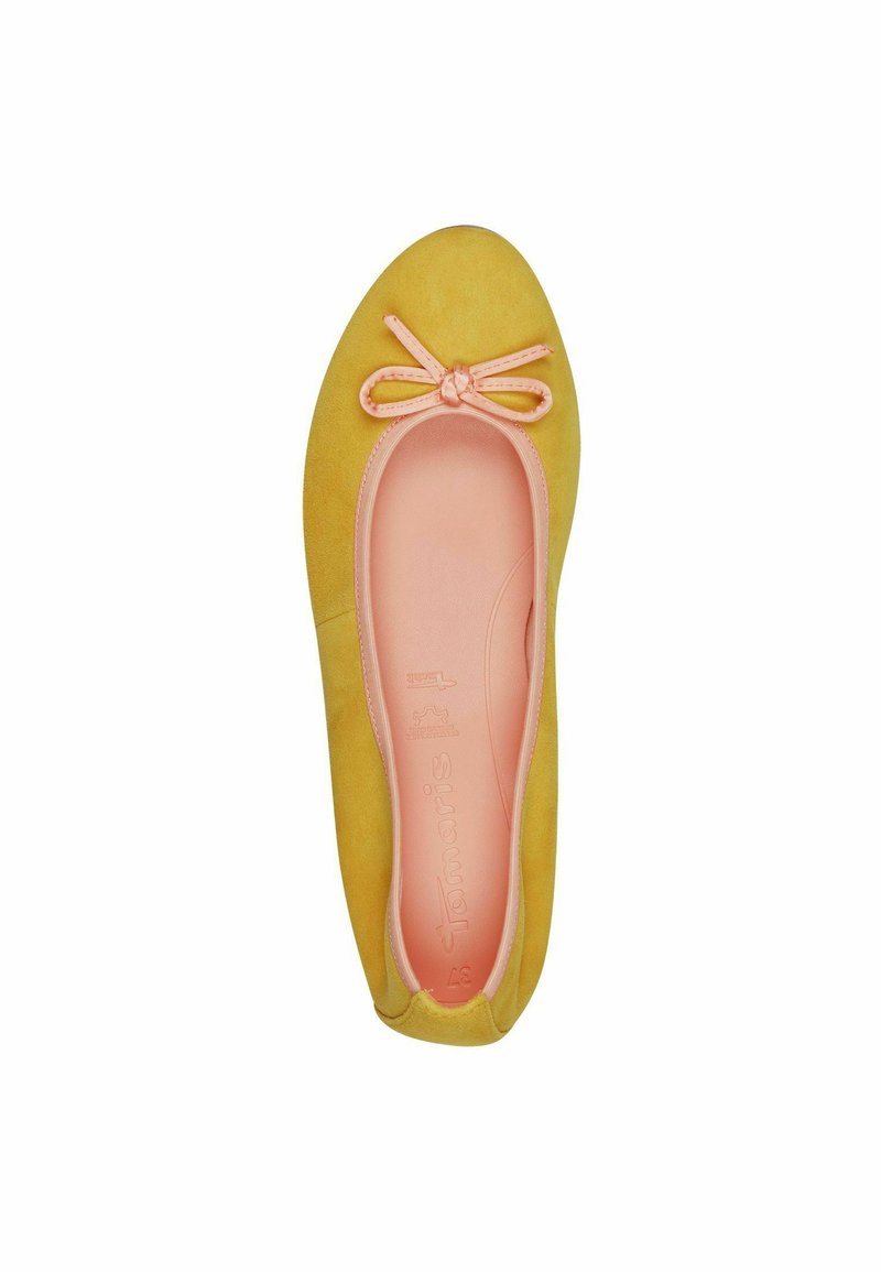 Ballet flat in suede giallo con punta arrotondata e un accento a forma di fiocco rosa sulla parte anteriore. L'interno presenta una morbida fodera rosa.