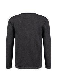 Camisa de manga larga con cuello redondo en tejido gris oscuro. Presenta un material texturizado, costuras planas y un dobladillo recto en la parte inferior.