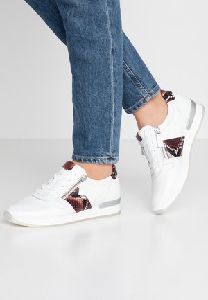 Baskets en cuir blanc avec un accent en motif python, un détail de fermeture éclair sur le côté et une semelle en caoutchouc plate avec une bande gris métallique.