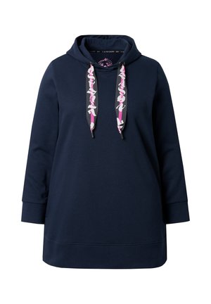 Navy huppari-mekko, joka on valmistettu pehmeästä kankaasta. Mekossa on kengurupocket, pitkät hihat ja kuvioidut nyörit vaaleanpunaisena ja harmaana.