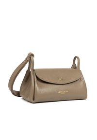 Borsa a tracolla in pelle marrone con texture, flap pieghevole, dettaglio del logo dorato e una tracolla corta e regolabile. Design compatto e arrotondato.