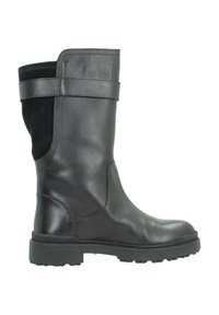 Bota de cuero negra hasta la mitad de la pantorrilla con puntera redonda, suela de goma gruesa y detalle de correa alrededor del eje superior.