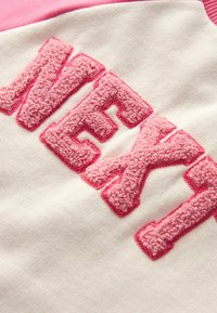 Next SHORT SLEEVE AND SET - REGULAR FIT - Träningsbyxor - pink
