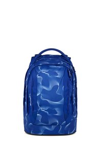 Blauer Rucksack mit abstrakten Wellenmustern, gepolstertem Griff, vorne mit Reißverschlussfächern und weißem "Satch"-Logo auf dem Seitenpaneel.