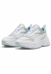 Baskets athlétiques blanches et bleu clair avec une tige en maille et synthétique, des lacets plats, une languette rembourrée et une semelle en caoutchouc épaisse avec des accents.