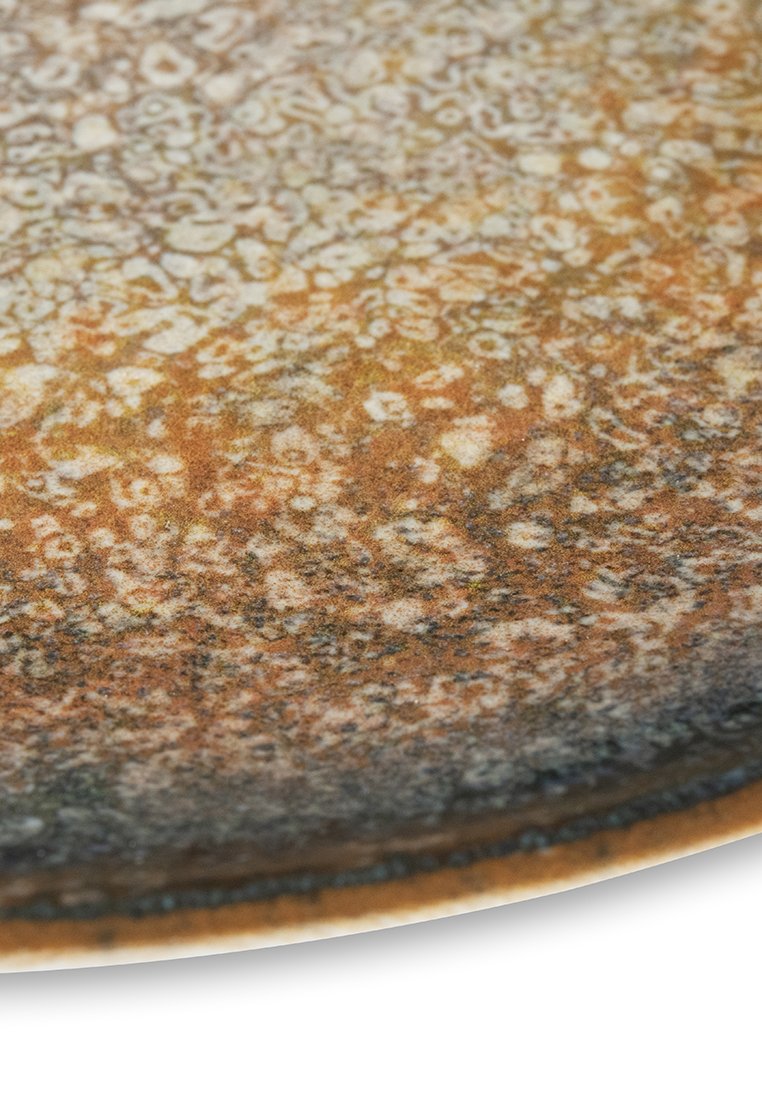 Keramikteller mit strukturierten Oberfläche, der einen Farbverlauf in erdigen Tönen zeigt, darunter Orange, Braun und Anklänge von Grau. Runde Form mit leicht gewölbten Kanten.