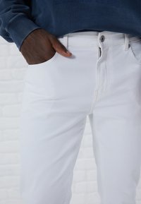 Pier One Traperice uskog kroja - white denim