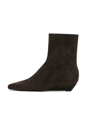 Dunkelbraune Wildleder-Stiefeletten mit spitz zulaufender Zehenpartie und niedrigem Keilabsatz, mit glatter Textur und nahtlosem Design.