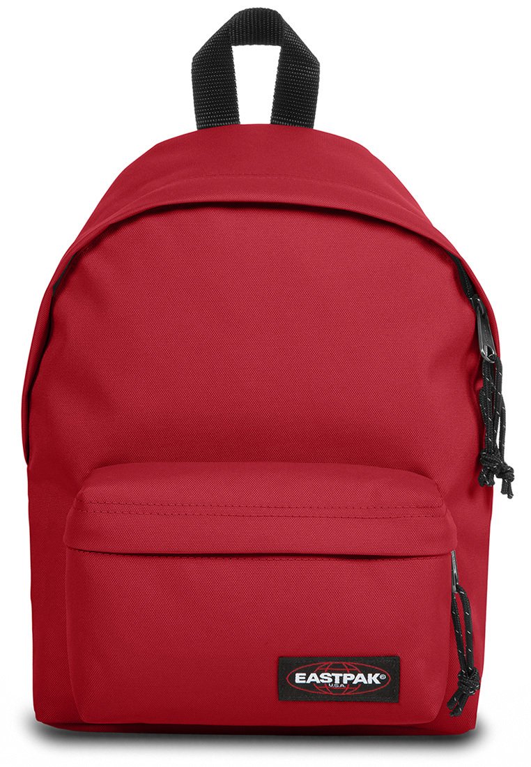 Zaino di tessuto rosso con una trama liscia, dotato di una tasca frontale con zip, spallacci regolabili e una maniglia superiore per il trasporto. Logo applicato in evidenza.