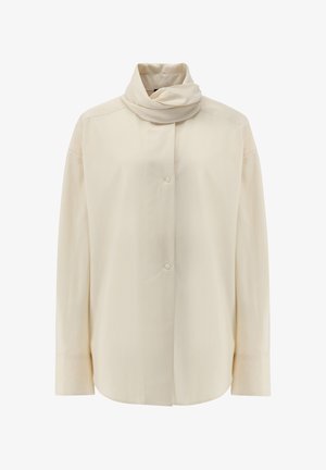 Beige Bluse aus glattem Stoff, mit hohem Kragen, langen Ärmeln und durchgehender Knopfleiste. Taillierte Passform mit minimalistischem Design.