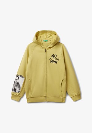 Gelbe Kapuzenjacke mit Reißverschluss, mit der Aufschrift "Geh jetzt nach draußen" in Schwarz und einem grafischen Design auf dem linken Ärmel. Weicher Stoff.