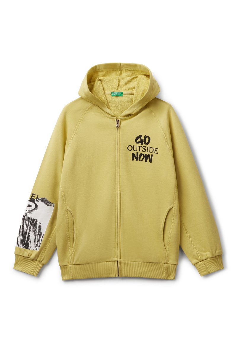 Gele zip-up hoodie met een capuchon, met de tekst "GA NU BUITEN" in het zwart gedrukt en een grafisch ontwerp op de linkermouw. Zachte textuur.