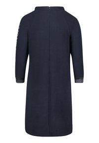 Granatowa sukienka z rękawami do trzech czwartej, z zamkiem błyskawicznym z tyłu i szarymi akcentami przy mankietach. Gładka tekstura i luźny krój.