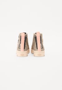 Botas de tobillo de lona marrón con manchas, con acentos en rosa y negro, lengüetas en el talón y suelas de goma texturizadas.