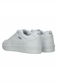 Adidași din piele albă cu design low-top, închidere cu șireturi, guler căptușit, accente perforate și detalii cu logo mic pe latură și călcâi.
