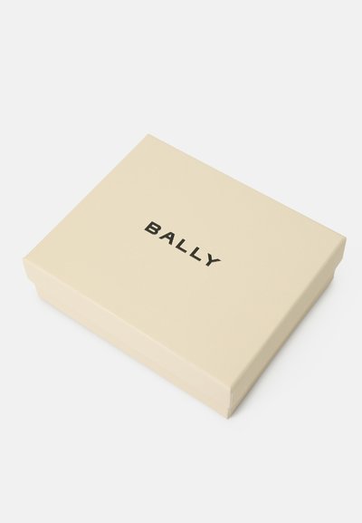 Boîte rectangulaire couleur crème avec une surface texturée, présentant le nom de la marque "BALLY" en lettres noires en gras sur le dessus.