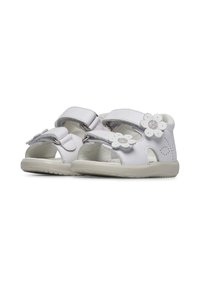 Weiße Sandalen aus Leder mit einem offenen Design. Sie verfügen über zwei verstellbare Riemen, florale Akzente und eine strukturierten Gummisohle.