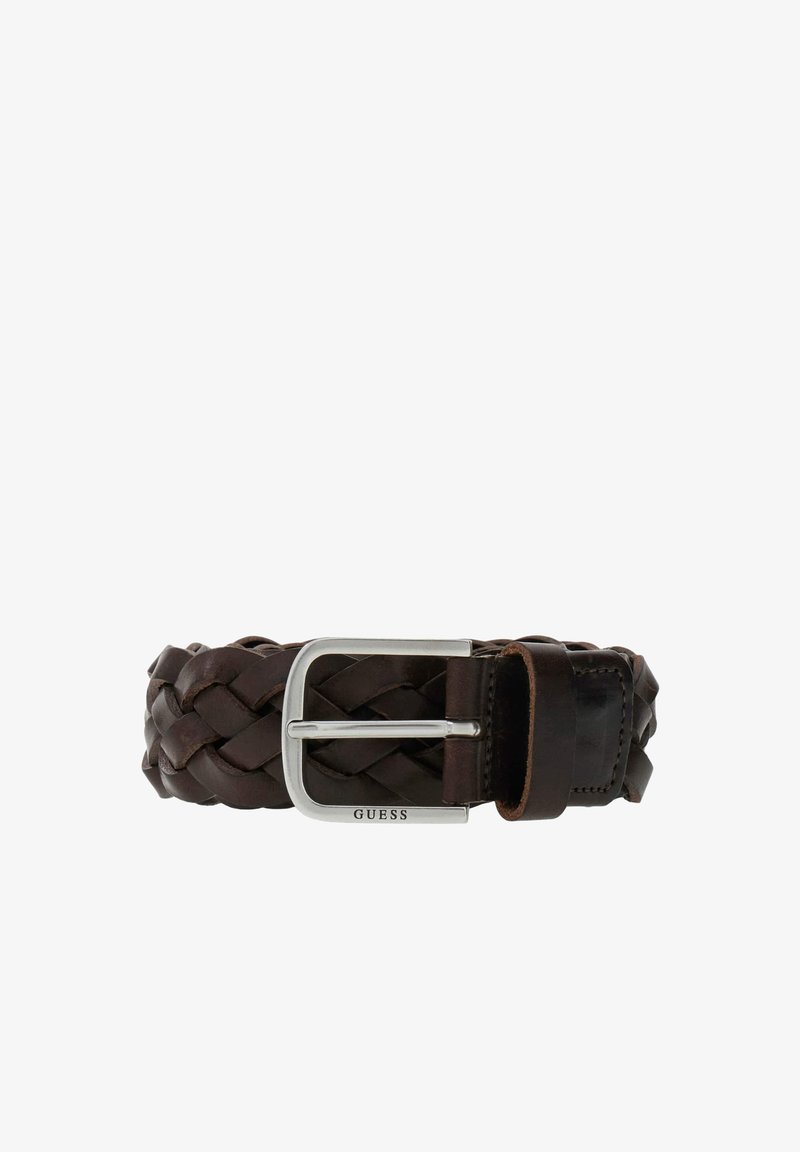 Ceinture en cuir tressé marron foncé avec boucle rectangulaire argentée gravée du nom de la marque "GUESS".