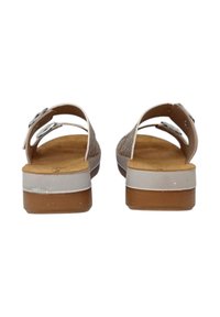 Sandali marroni e beige con una tomaia texturizzata, due fibbie argento regolabili e una suola leggera e sagomata. Forma arrotondata.