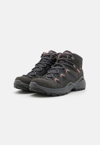 Svarte fotturboots med rosa detaljer; laget av mesh og semsket skinn. Høy-top design med strukturert såle, med snører og metalløyer for sikker passform.