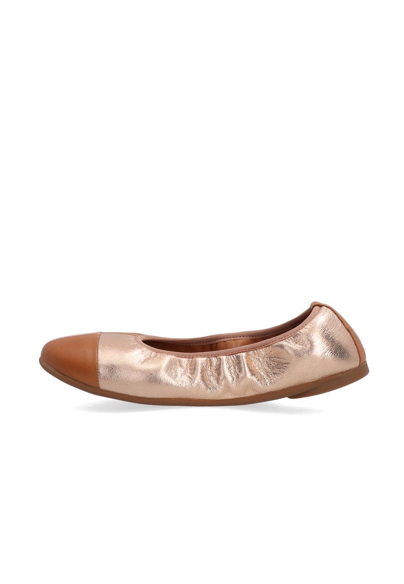 Metallic roseguld ballerina med en brun læder tå og rynket detalje langs siden, sat mod en hvid baggrund.