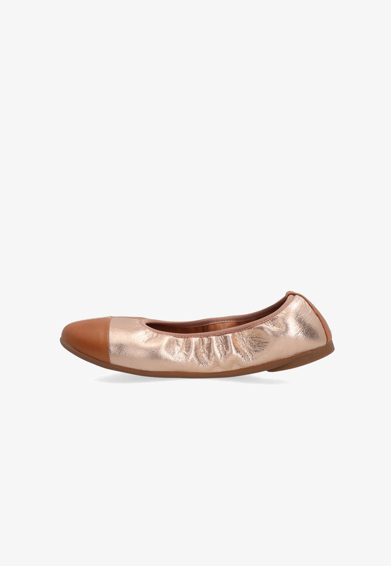 Metalicky růžově zlatý baletní přehoz s hnědým koženým špičkou a volánkovým detailem po straně, umístěný na bílém pozadí.