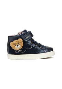 Zapatos de caña alta azul marino con materiales de cuero y ante, que presentan un diseño de oso de peluche en el lateral y suela de goma blanca. Cinta de velcro y cordones.